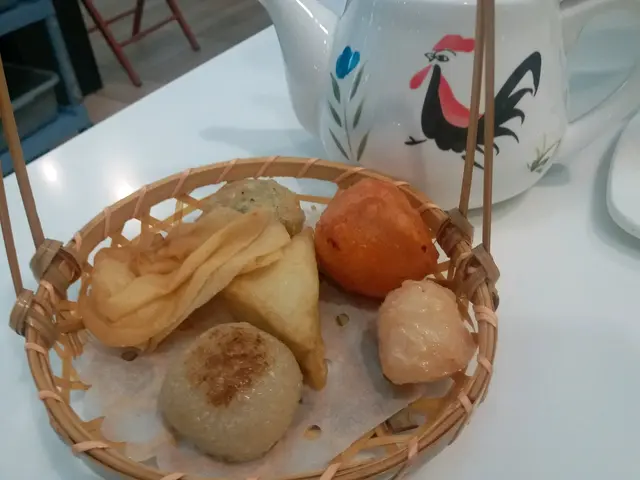 共4咸2甜，咸點的炸雲吞很脆，2粒魚蛋則較咸;2個甜點炸得很脆，芋泥饀甜度適中，另1款花生饀較少