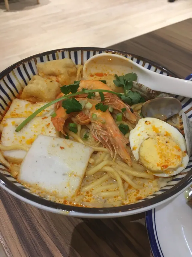 海鮮喇沙摻摻，當中的摻摻係馬來西亞用語，有「兩溝」的意思，指油麵混合米粉的一種粉麵，油麵有口感但係唔吸湯汁，加埋米粉吸收湯底精華，口感、味道可以同時滿足。哩個摻摻賣相唔錯，用料十足，湯底蝦味同椰汁味濃，非常好食！