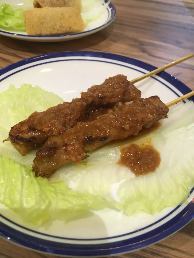 沙嗲雞肉串燒的沙嗲醬甜而不辣，內有碎花生增添口感，配埋燒雞肉好好食。