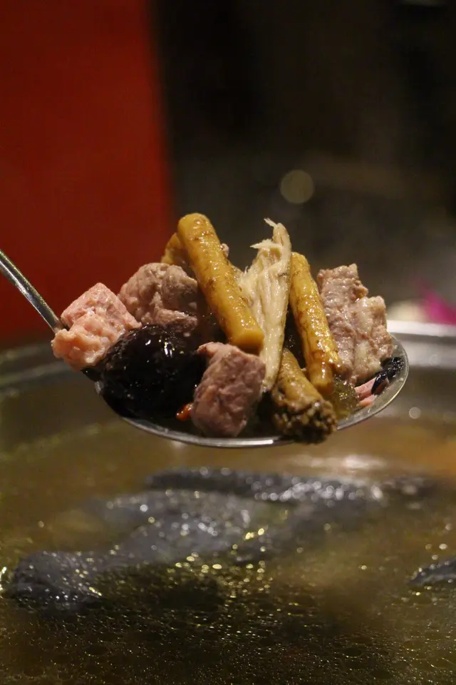 桃膠烏雞煲