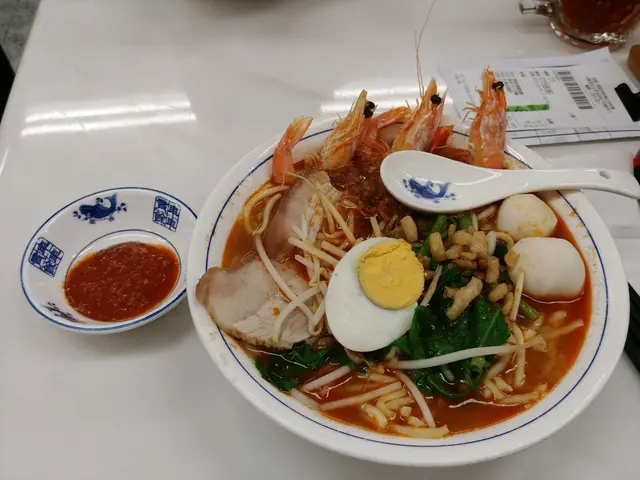 蝦連殼原隻上,蝦湯底有蝦味,微辣但可接受,最好配可樂。