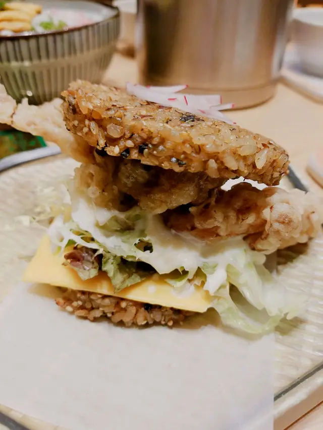 個漢堡飯好痴牙，不過軟殼蟹好足料