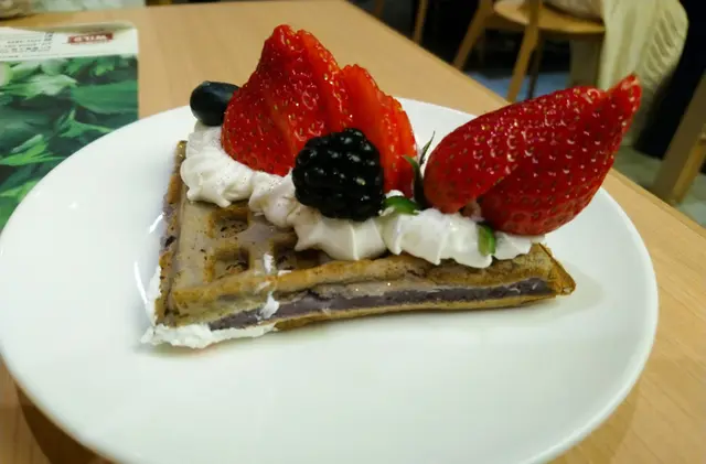 紫薯窩夫配雲呢拿Movenpick雪糕 Purple Potato Waffle with Vanilla Ice-cream
