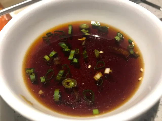 沾蝦滑醬油