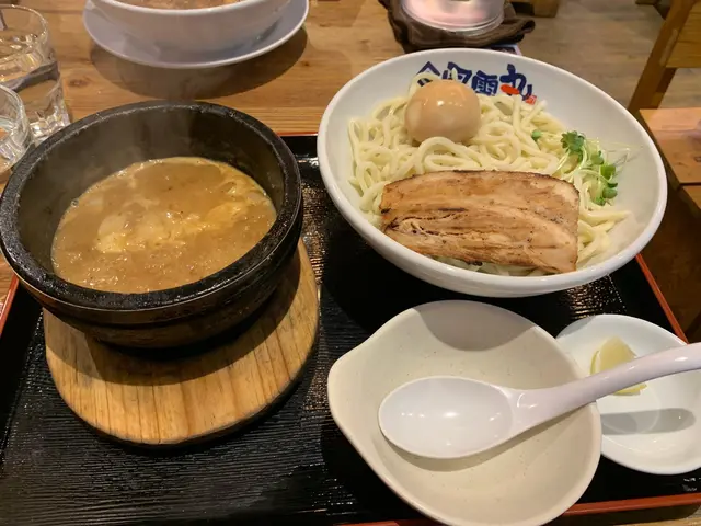 舊肉唔知擺左幾耐 放一放落個石鍋先好啲啲。呢度好多打手  被騙的感覺