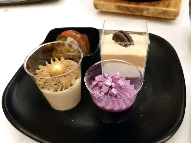 自助區自取,桂花糕係正常嘅,木糠都可以接受,其他味道同質感都太過特別