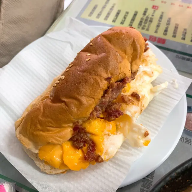 濃芝士味,煎蛋配咸牛肉,個包凍左都仍然鬆軟