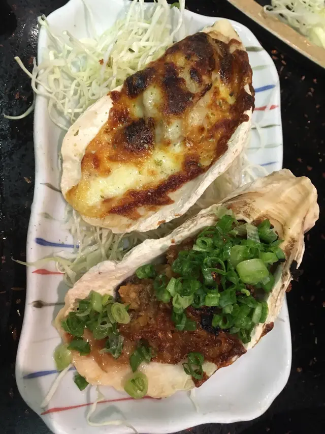 蠔最怕腥味,但呢間整嘅燒蠔一啲都唔腥,而且蠔大大隻,夠肥美😋,有兩種口味,配蔥蒜同芝士都好夾~