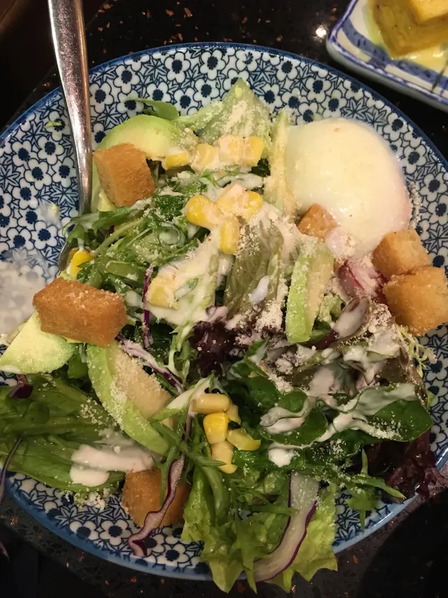 第一次試溫泉蛋配沙律,估唔到溫泉蛋同沙律嘅配搭好夾,溫泉蛋可以調和蔬菜嘅草青味,配埋沙律醬、牛油果同多士粒,整體唔錯。