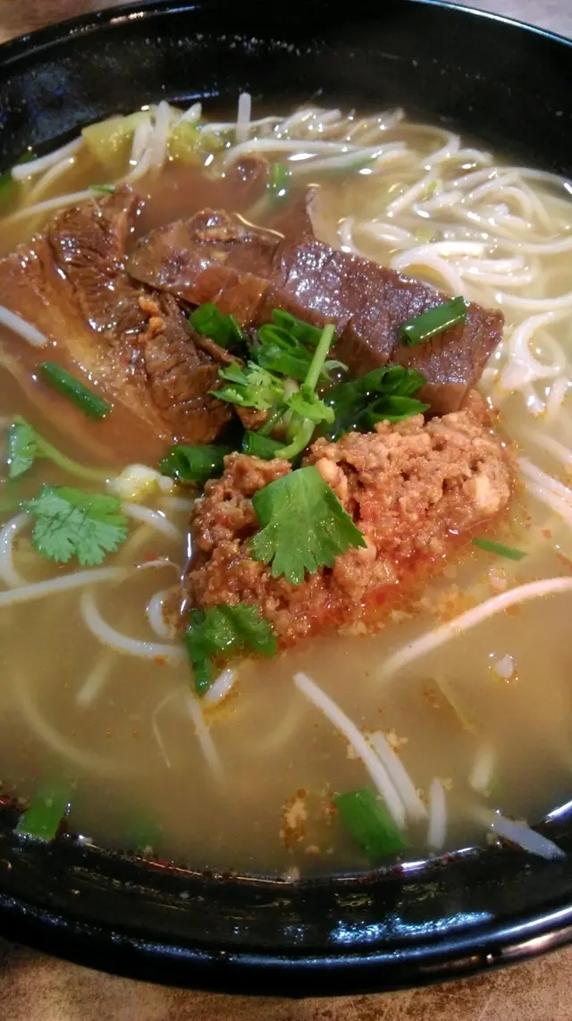 炸醬腩肉小鍋米線