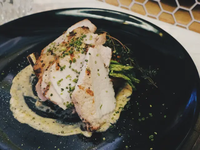 燒澳洲有骨豬扒配香茅芥末籽忌廉汁