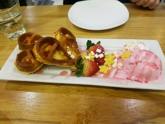 玫瑰花草苺窩夫（半份）