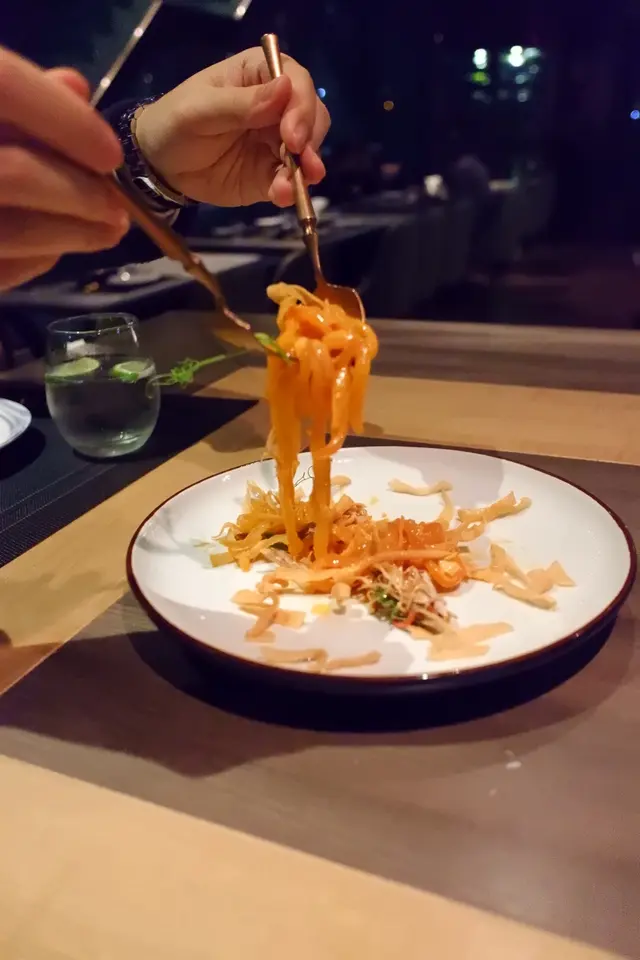 手撕法國鵪鶉伴海膽汁海蜇