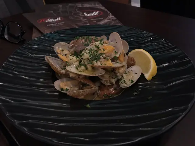 蒜蓉香椒白酒牛油汁煮蜆