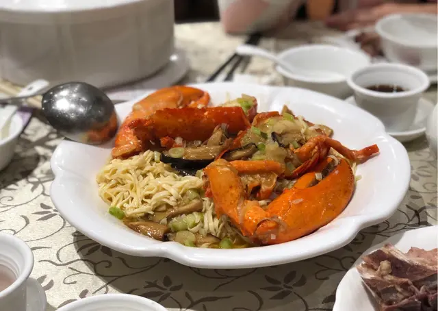 異常抵食的一味菜式，龍蝦肉質不過不失。比較特別的是上湯伊麵加入了菇類來烹調，與龍蝦也異常地合拍！