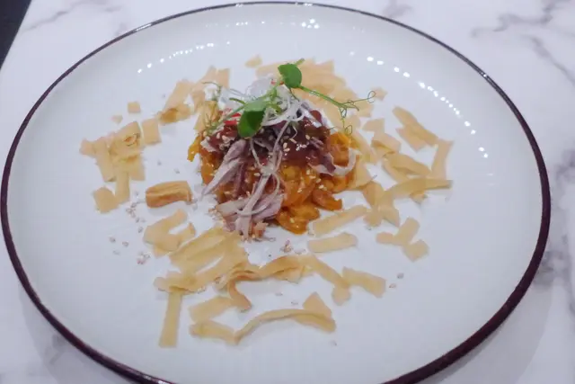 手撕法國鵪鶉伴海膽汁海蜇