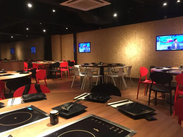 在晚上7時半,仍然看到周圍的空桌。