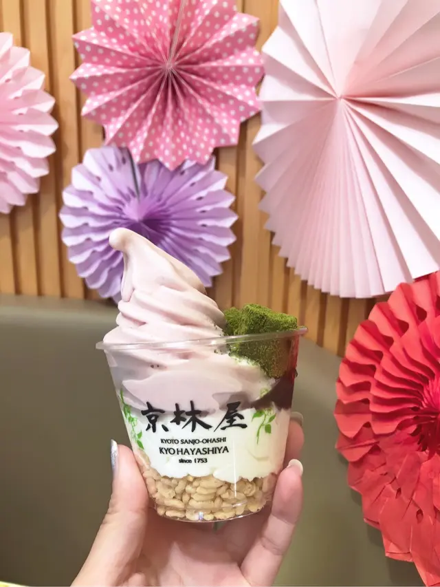 草莓抹茶蕨餅脆米雪糕