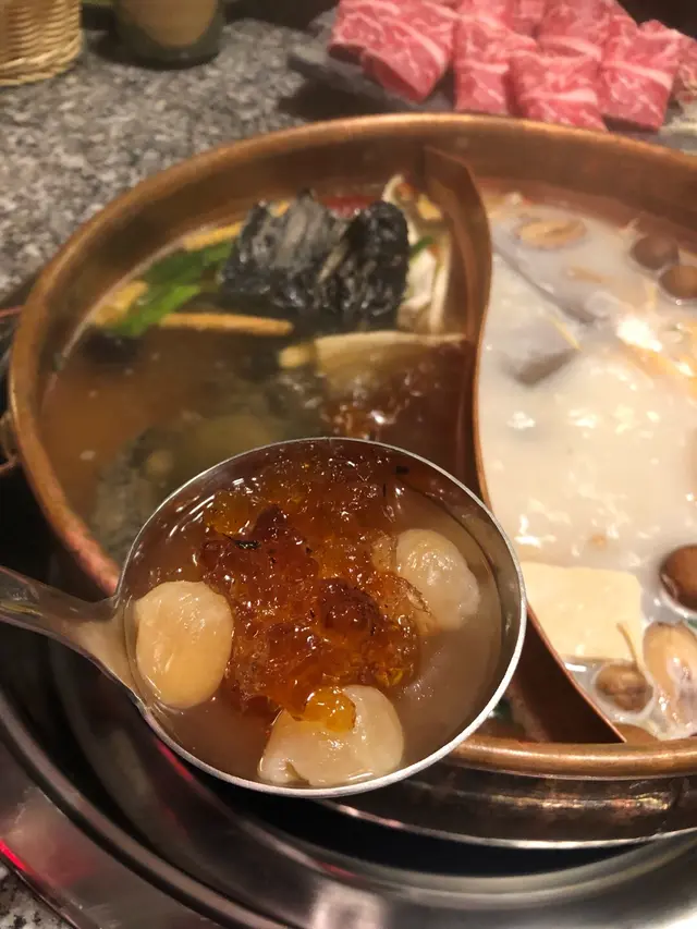 鍋有原隻烏雞再加入桃膠、杞子、南棗及金華火腿熬製,桃膠含有豐富膠原蛋白,夠晒滋補,清甜又養顏