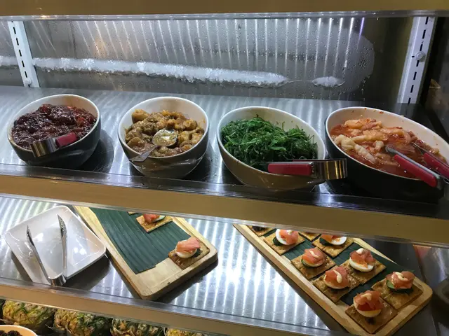 前菜：八瓜魚仔、螺肉、中華沙律、泰式鳳爪