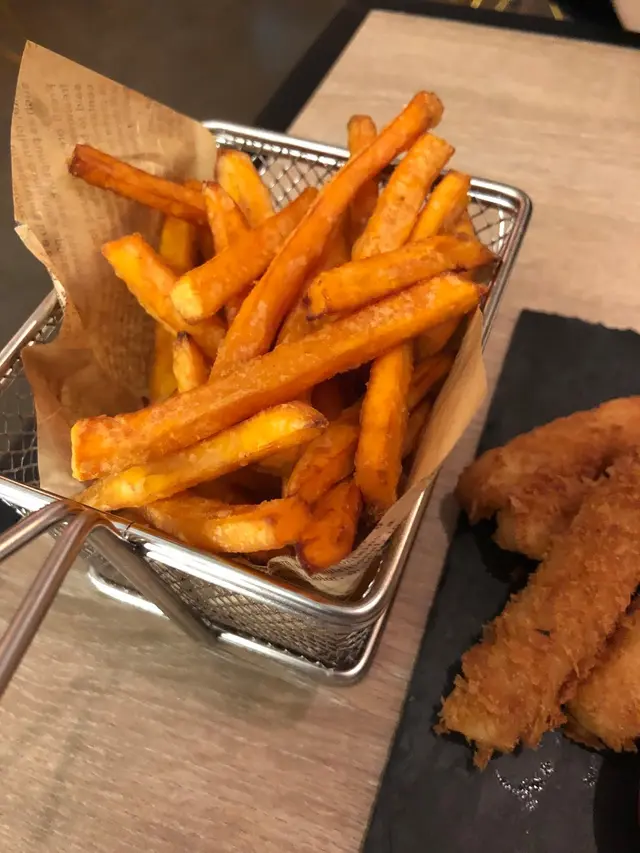 蕃薯條炸得香脆可口，咬落香甜味美，薯肉滿滿，正！😋
