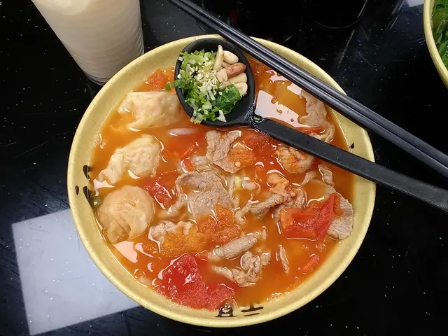 鮮蝦雲吞雪花肥牛瀨粉 (蕃茄湯，$42)