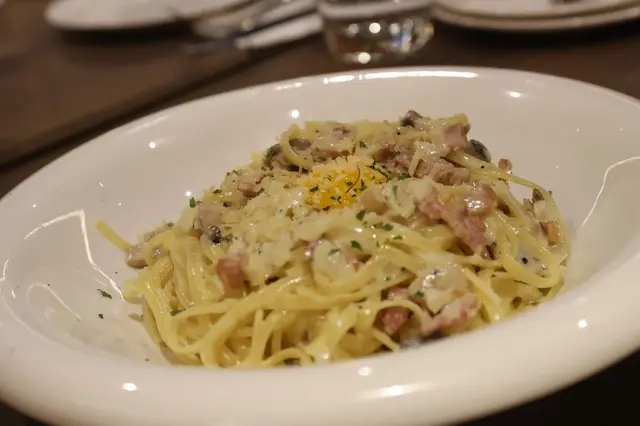 煙肉洋蔥蛋黃芝士忌廉配扁意粉