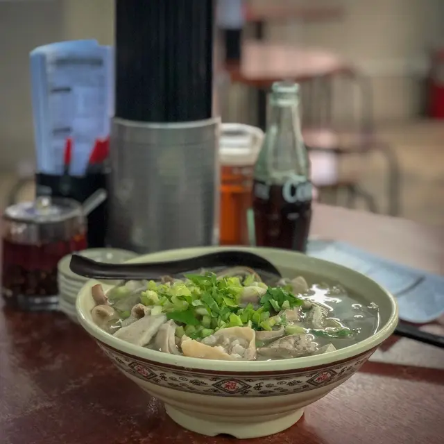 胡椒香料湯底撒上唐芹、芫茜、青葱,芽菜等.....