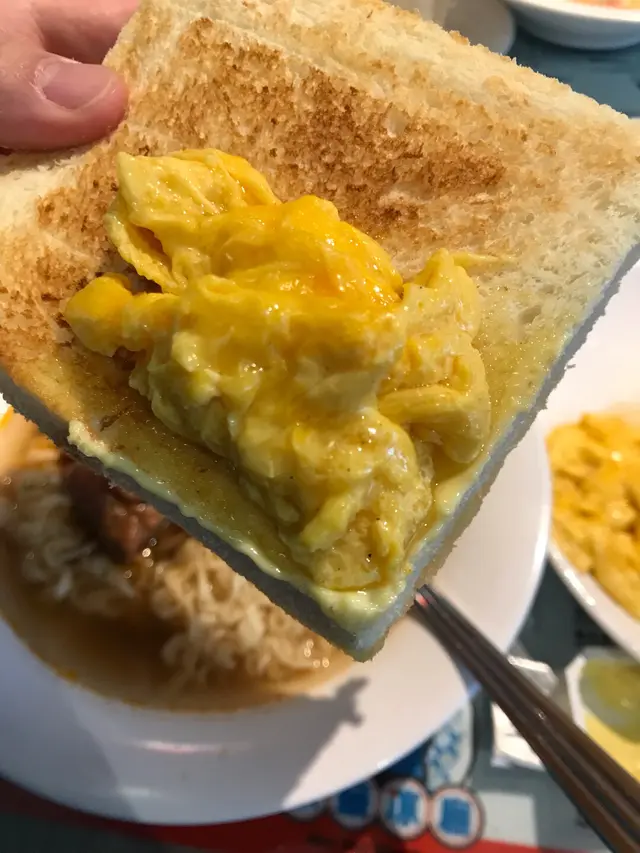 炒滑蛋配厚多士