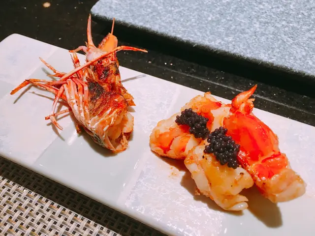 鐵板大蝦配黑魚子醬