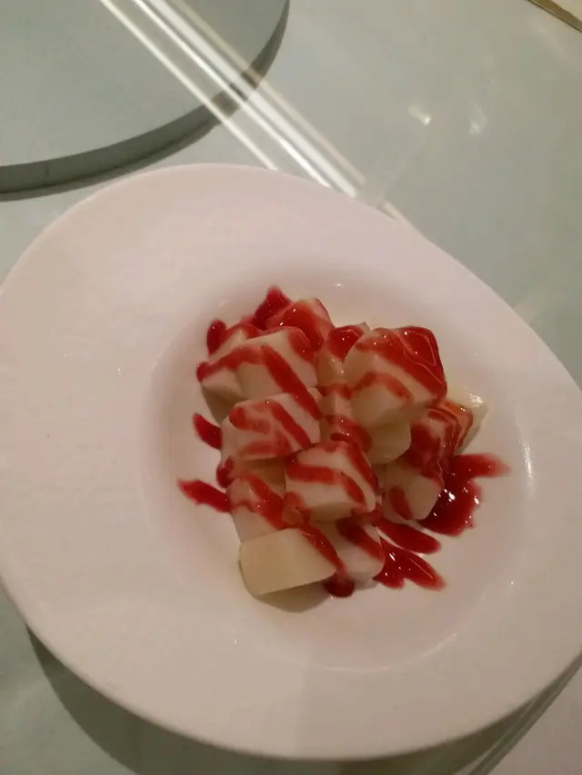 爽口的淮山，配上酸酸甜甜的草莓醬，挺特別的。