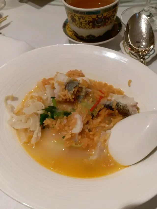 侍應會把魚分好一份份，方便食客們。