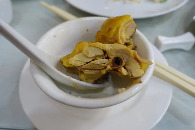 黃油雞迫出油份,表面帶金黃油潤