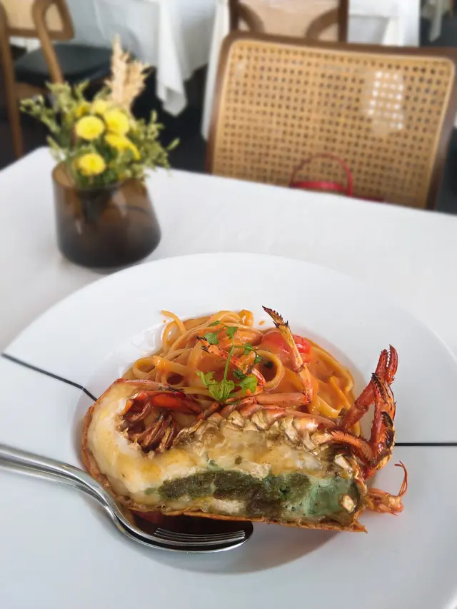 龍蝦份量大 肉質厚實 意粉軟硬適中 蕃茄醬酸酸甜甜好開胃