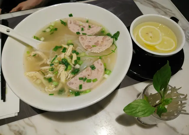 豬耳扎肉手撕雞湯河