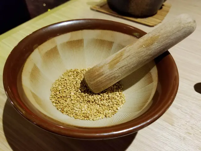 白芝麻配上擂缽和擂棍