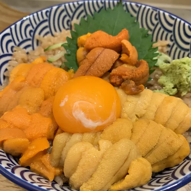 三國海膽：日本赤海膽、美國同韓國。海膽迷大概都會知鮮甜度嘅排序係如何，呢度就唔多講，只可以話韓國真係唔太得，如果可以加錢要哂日本赤海膽嘅話我願意😂