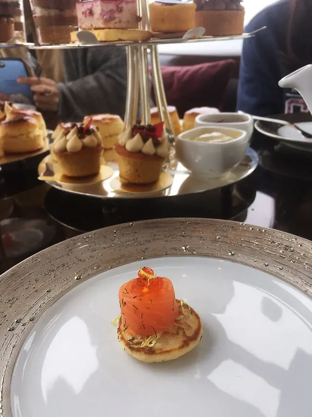 Scottish  smoked  salmon  rose  with  dill  cream  blinis