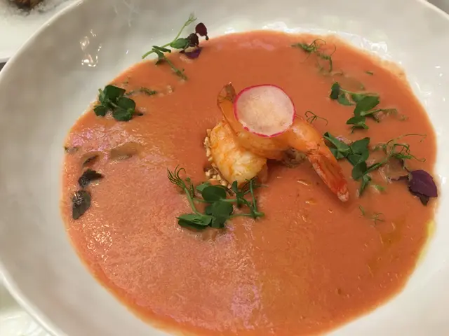 蕃茄凍湯配蝦及杏仁