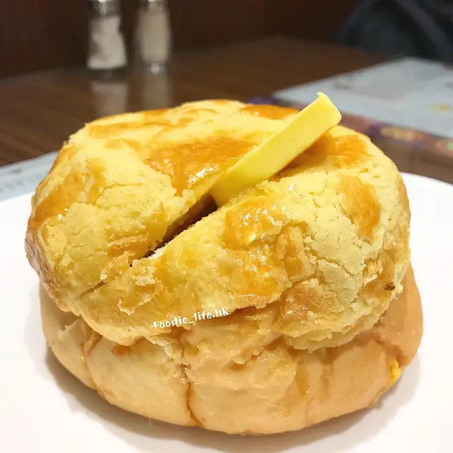 鮮牛油特大菠蘿包