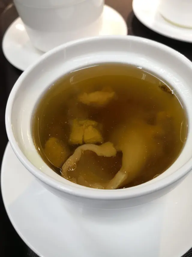 姬松茸花膠豬𦟌湯