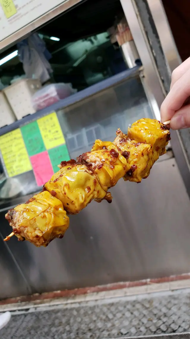 我地都係喜歡食魚肉燒賣，但佢既豬肉係好食既，唔實，有冬菇味