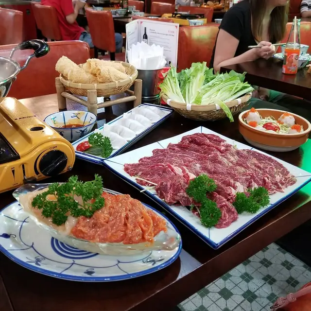 即炸響鈴($58)，油麥菜($38)，芝士蝦丸(半份)($58)，黑松露餃($78)，極級封門柳(大)($288)，鴛鴦蚌($138)