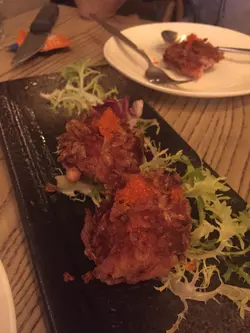 叫左兩個菜加兩杯飮品