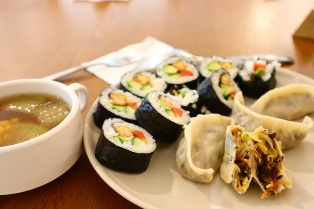 牛油果天貝壽司配香煎餃子