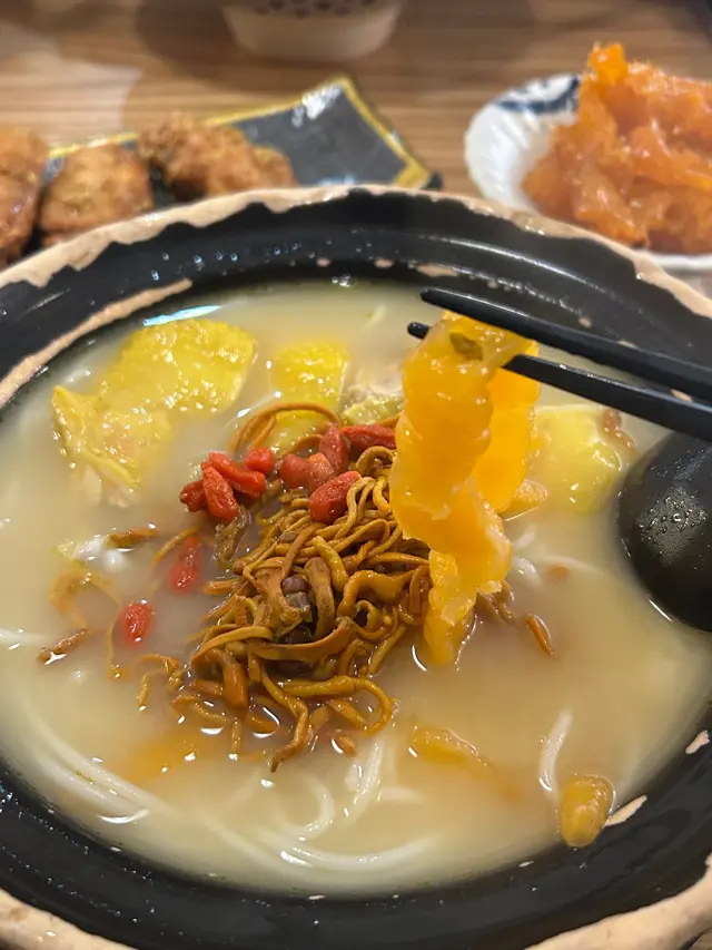 蟲草花膠雞湯米線