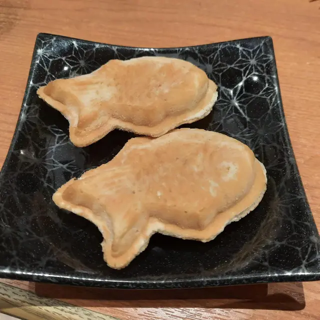 這道甜品需要用中火烤一下才能品嚐到它的美味。鯛魚燒的內部填滿了紅豆蓉,外部則是酥脆的口感。這種結合了紅豆蓉和酥皮的口感搭配,讓人回味無窮。