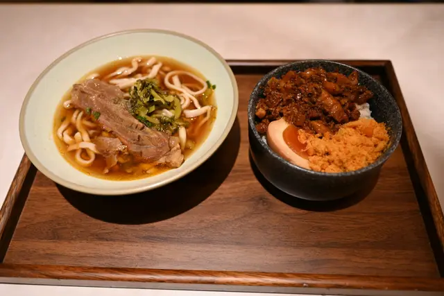 紅燒牛肉麵配古早滷肉飯