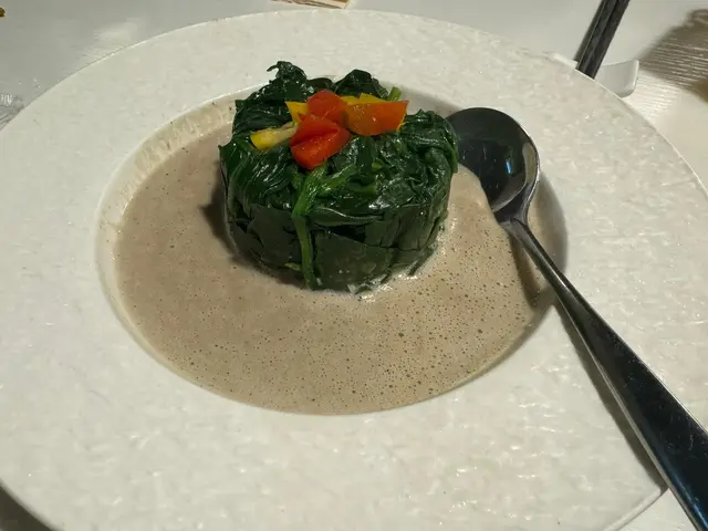 忌廉蘑菇濃湯佐菠菜苗