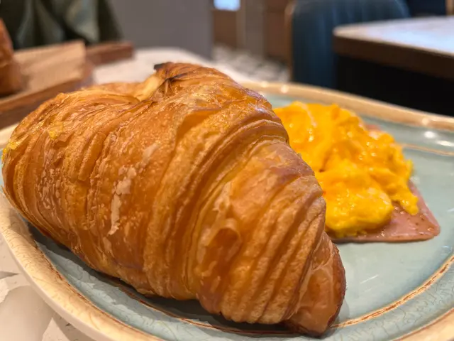 牛角包真的十分大件及香脆